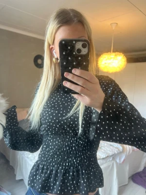 Svart prickig blus - Säljer denna söta prickade blusen ifrån Gina Tricot! Väldigt fint skick då den är använd 1 gång bara! ❣️🌟priset är inte fast!