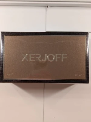 Xerjoff Luxor Parfum 50ml - Xerjoff Luxor Exklusiv parfym från Oud Stars kollektionen Djup och kraftfull doft med oud, rökelse, tobak och kryddor Mycket lång hållbarhet och stark karaktär. Nypris: 3500 kr Mitt pris: 1800 kr.                                                  Full presentation (DM) Snabb frakt med spårning Passar dig som gillar unika och kraftfulla niche-dofter. Pris går att diskuteras 
