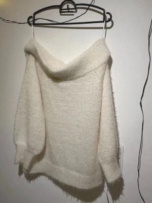 Stickad tröja ifrån Gina tricot - Använd fåtal gånger fint skick köpt för 499 kr