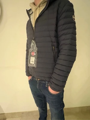 Colmar jacka  - Säljer en Vår/Höst jacka från Colmar. Jackan är inprencip helt ny kvitto o lappar till jackan följer med. Storlek 48/S| skick 9/10| Det är samma jacka som ligger ute på Rivenderes.