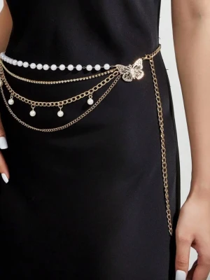 Bälte midja kedja Guldfärgat kedjebälte med pärlor - Snyggt guldfärgat kedjebälte med flera lager kedjor, vita pärlor och en dekorativ fjäril. Bältet har hängande pärldetaljer och passar perfekt för att lyfta en outfit. Justerbar längd och elegant design som ger en unik touch.