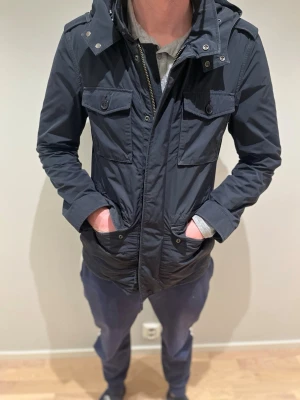 Woolrich Field Jacket - Tja! Säljer nu denna sjukt snygga och eftertraktade Woolrich Field Jacket. Galet snygg och mycket svår att få tag på. Den är i storlek M. Hör av dig om du undrar något! 