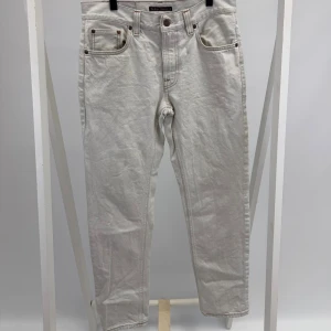 Vita jeans från Nudie jeans - Säljer ett par vita jeans från Nudie Jeans, modell: Gritty jackson clay white. Jeansen har metallknappar och nitar. Perfekta för dig som gillar en clean och stilren look. Inget pris hugget i sten! 🪨 🏆