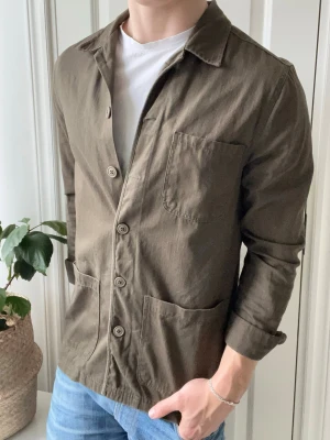Studio total overshirt mörkgrön  - Studio total overshirt mörkgrön, Inga defekter! Modellen i bilderna är 180 cm 75 kg och bär Storlek s, Kom med frågor! 🌟 (Kan gå ned i pris vid köp av paket 😉) 