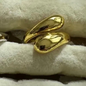 3 för 2 på alla ringar  - Säljer flera olika ringar i både guldfärg och silverfärg. Ringarna har olika former, vissa med tvinnad design, andra med släta eller räfflade detaljer. Perfekta för att mixa och matcha för en personlig stil.