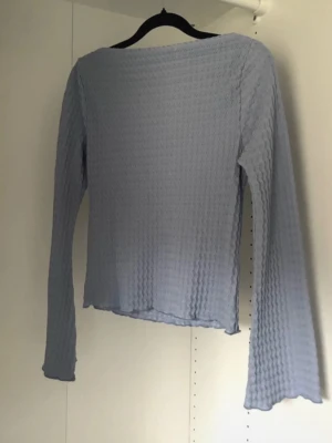 Ljusblå topp med utsvängda armar - Använd 1-2 gånger så som ny !