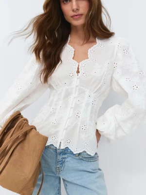 Vit broderad blus  - Superfin vit blus från Ginatricot som just nu är slutsåld💓 aldrig använd