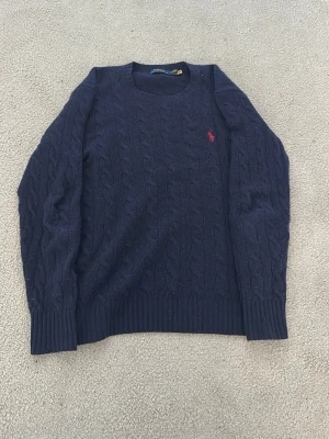 Ralph lauren cashmere tröja - Säljer den här feta cashmere Ralph lauren tröjan, storlek S och det är 90% cashmere, tröjan är såklart äkta. Mvh luxury 