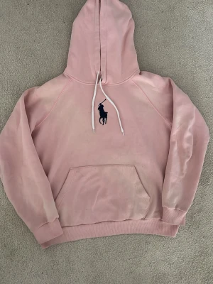 Ralph lauren hoodie - Säljer den här feta Ralph lauren hoodien, de är i bra skick och äkta såklart. Storlek barn Xl så passar S-M. Mvh luxury 