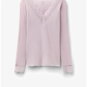 Ljusrosa loungewear topp med spets - Mysig ljusrosa loungewear topp med långa ärmar och v-ringad hals. Spetsdetaljer vid halsringning och ärmslut ger en romantisk touch. Perfekt för avslappnade dagar hemma.Har haft tröjan i 1 år har inte haft nån avändning till den.