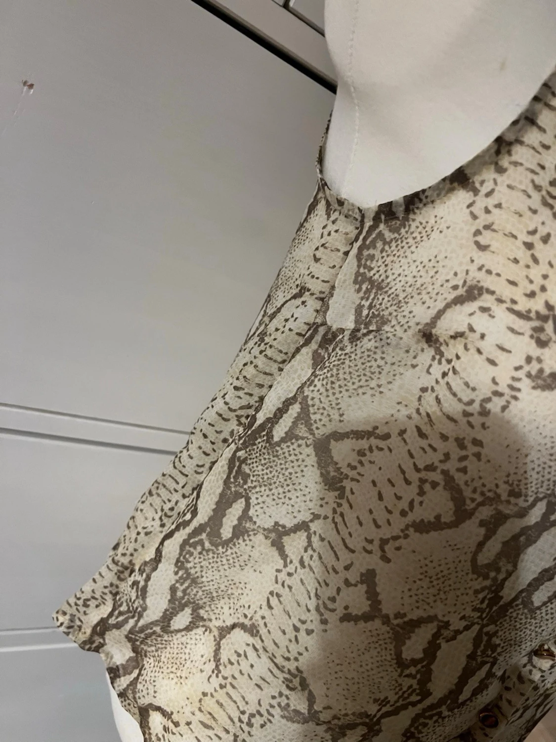 Beige ärmlös blus med ormmönster - 3