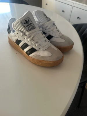 Adidas Samba OG vita och svarta sneakers - Klassiska Adidas Samba OG sneakers. Passar mig inte och redan använda därav orsaken att jag säljer dom direkt. Använda 2 gånger så dom är i bra skick. Hör av dig om du har frågor :) Nypris -1400 (Skickas i orginalboxen)