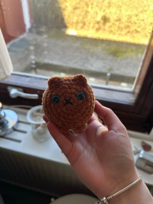Virkad katt - Virkad katt i en orange/brun färg med blåa ögon! Ca 10 cm lång (svans inkluderad). Katten har säkerhetsögon som inte är lämpliga för barn under 3 år💗