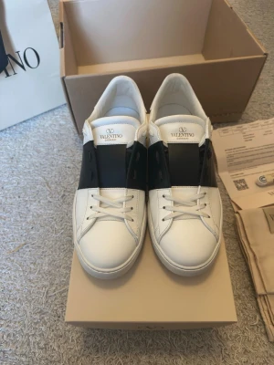 Valentino open - Ett par jävligt fräscha svarta opens i storlek 43. Skorna är använda en gång och därför i nästintill nyskick. Allt og medföljer, box, 2 dustbags, extrasnören, kort, kvitto och skickas i en fraktkartong från valentino. De är i färgen svart, och givetvis äkta. Bara att höra av sig vid frågor eller funderingar, kan såklart lösa fler bilder.