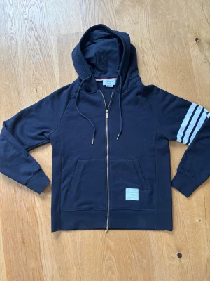 Mörkblå hoodie från Thom Browne - Hej 👋 säljer denna snygga hoodien från Thom Browne. Storlek 4 vilket motsvarar L ställ gärna frågor 