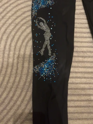 Svarta leggings med strassmotiv -  Svarta konståknings byxor med karisma från iceh