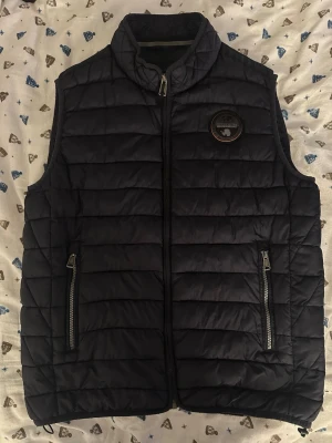 Napapijri väst - Använt ett par gånger men inga defekter. Antingen storlek L eller M är lite osäker då lappen inte sitter kvar. Nypris 1500kr