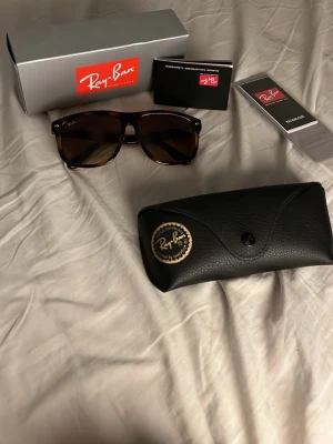  Ray-Ban boyfriend - Köpta för ca 1400 inget tecken på andvändning!! Frågor eller funderingar? Fråga på bara