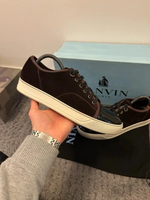 Lanvins - Säljer nu ett par tiktigt feta lanvins i nyskick. 9,9/10 skick. Storlek UK6/41 Om du har några funderingar så är det bara att fråga på!