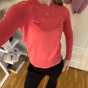 Ursnygg korallrosa tröja  - Hej! Säljer en finstickad supersöt tröja i korallrosa färg, perfekt nu till våren☀️Den är i superskick och storlek S från Holly White. Den passar mig som är 173 cm och bär S/M, fler bilder finns att få💞 Köptes för 400kr