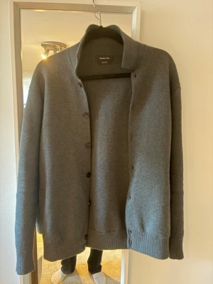 Massimo dutti cardigan  - Skön cardigan i grått från Massimo dutti i toppen skicka pm vid fler frågor😁