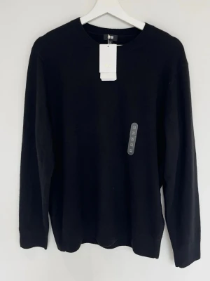 Uniqlo Kashmir Tröja  - Helt ny kashmir tröja från uniqlo! Alla lappar kvar så 100% ny. Modellen är ca 180, 70kg. Storlek M. Kontakta mig för fler frågor och funderingar! 