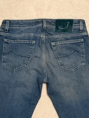 Jacob Cohën Jeans - Snygga jeans från Jacob Cohën i nyskick. Byxorna har endast användts ett par tre gånger. De är köpta i Frankrike i butiken ”Duncan” för ca 5000kr. Inga defekter, tecken på användning eller liknande. Hör av dig vid eventuella frågor!