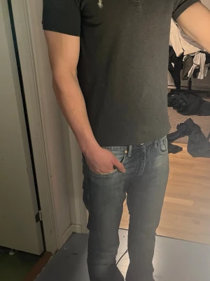 Ralph Lauren Pike - Tja säljer nu en grå Ralph Lauren Piké i storlek M. Pikén är i ett fint skick utan några tydliga defekter. Hör av dig vid frågor eller funderingar.