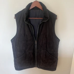 Rose & Born Vest - Säljer min Rose & Born mocka vest . Bra skick bara använd . Hör av er vid frågor , passar storlek m. Jag är ca 92kg och 190 den är för liten. Nypris över 8k