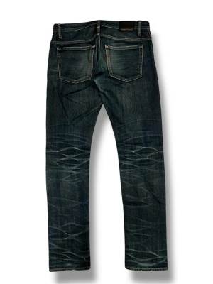 Selvedge Sartoria denim - Säljer ett par slimade Selvedge Sartoria denim, gjorda i japan och har extremt snygga fades. Bra skick förutom att det saknas en knapp vid gylfen vilket man ser på trejde bilder, går att laga. Size 28W men sitter lite större så runt 30W.  Mått: Midja: 40 cm Ytterbenslängd: 101 cm Ben öppning: 16.5 cm  Skriv vid vidare funderingar!