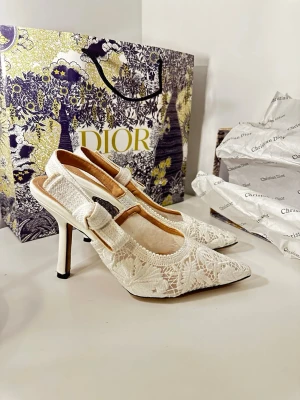 Jadior klackar 38 - Box och påse ingår, storlek 39 egentligen men dom är små i storlek. Klack höjd: 9,5 cm