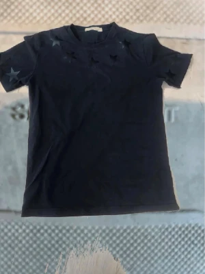 Givenchy T-shirt  - Hej! Säljer min givenchy tröja!  PRIS KAN SÅKLART SÄNKAS!!‼️‼️