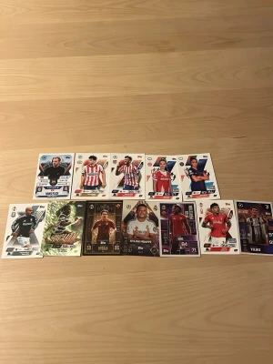Samling fotbollskort Topps Champions League - Säljer en samling fotbollskort från Topps Champions League-serien. Blandade spelare och lag, både vanliga och specialkort. Flera kort har snygga guld- och holografiska detaljer. Perfekt för dig som samlar på fotbollskort eller vill byta med vänner.