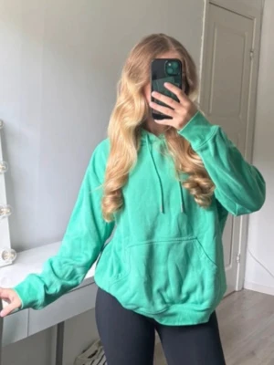 Grön hoodie från hm - Använd några få gånger, upptäckte en fläck nu när jag fotade som syns på sista bilden, aldrig märkt tidigare, skulle säker kunna gå bort med fläckborttagning av något slag. Annars i bra skick.