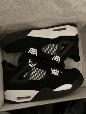 Air Jordan 4 White Thunder - Air Jordan 4 white thunder, mycket bra skick. Använda enstaka gånger. Helt äkta (köpta från soleplus). Skorna går för 4000kr+. Pris 3500, men öppen för förslag. Storlek 40,5