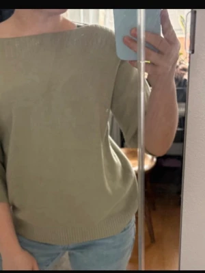 Stickad topp  - Säljer denna tröja från vero Moda (köpte från Zalando), finns inte längre på hemsidan. Använd 1-2 gånger så väldigt fint skick, skönt material, passar både sommar och vinter.  Nypris: 365kr  Storlek: Xs