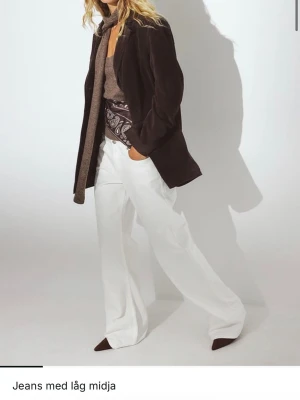 Vita baggy jeans  - Säljer ett par vita jeans med låg midja och lite baggy. Storlek 38. Andvända men inga tecken på slitage❤️