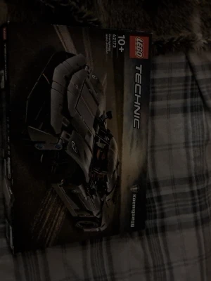 LEGO Technic Koenigsegg Jesko - Säljer en LEGO Technic Koenigsegg Jesko, modellnummer 42173. Byggsats för dig som gillar bilar och teknik, rekommenderad från 10 år. Setet är detaljerat med grå och svarta delar samt orange detaljer. Perfekt för bilentusiaster och LEGO-samlare.