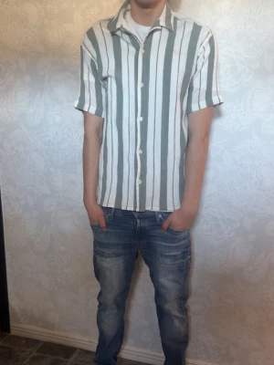 Skjorta från Jack and Jones - Skjortan har klassisk krage, knappar framtill och är tillverkad i ett lätt bomullstyg som passar perfekt till sommaren. Knappt använd