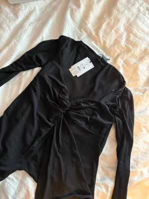 Svart twistad topp från Bik Bok - (Utförsäljning av alla mina kläder, så priset jag lägger ut för gäller, och inget lägre)