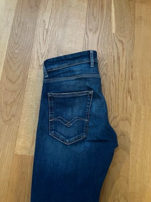 Replay jeans - Replay groover  jeans med midjan 33 samt längd 32. Gillar verkligen passformen och tvätten på dessa men tyvärr alldeles för små. Väldigt bra skick på jeansen.