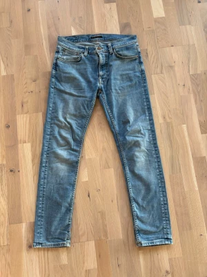 Blå slim fit jeans från Nudie Jeans - Snygga blå slim fit jeans från Nudie Jeans. Väldigt snygga nu till sommaren och sitter bra. Och ett väldigt brs skick 