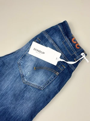 Dondup George Distressed Jeans - Dondup George Distressed Jeans | Modell: George | Distressed | Skick: Helt nya | Nypris: 3199 kr | Storlek: W32 | Hör av dig vid minsta fundering 📦