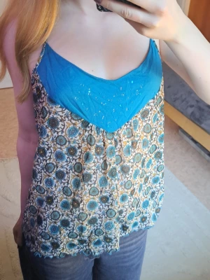 2010s topp - Säljer ett snyggt 2010s linne/ topp med bohemiskt mönster och rhinestonekristaller. Passar mig som är storlek S, men skulle säga att den är mer S/M 💕 Inga skador som jag kan se