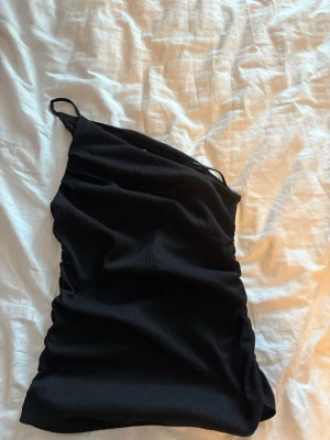 Svart one shoulder topp - (Utförsäljning av alla mina kläder, så priset jag lägger ut för gäller, och inget lägre)