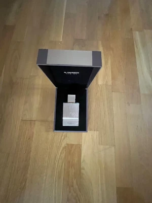 Al haramain amber oud gold edition parfym - Säljer en riktigt god sommarparfym som är inspirerad av god of fire och xerjoff erba pura. Parfymen heter Al Haramain Amber Oud. Parfymen är sprayad max 20 gånger och är i super fint skick utan några repor.  Om du söker en god fruktigt sommarparfym så är denna perfekt för dig. original pris är 350 kr 