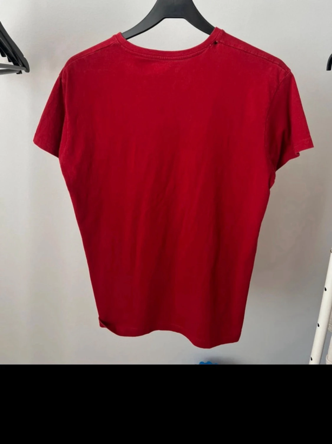 Röd v-ringad t-shirt - 1