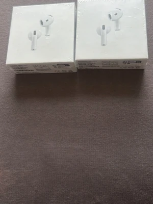 Apple AirPods 4rd Gen ANC i vitt  - Apple AirPods 4rd generation i vitt med stilren design och trådlös funktion. Kommer i originalförpackning. Perfekta för musik, samtal och träning med smidig passform och hög ljudkvalitet.
