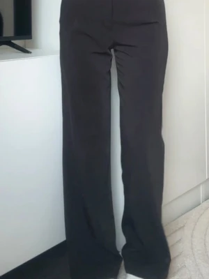 Svarta vida kostymbyxor - BIKBOK ANDRINE i storlek  S