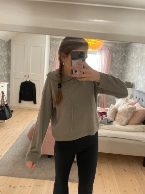 Grå cashmere hoodie från H&M - Mysig grå hoodie från H&M i mjuk cashmere. Tröjan har huva med dragsko och avslappnad passform, perfekt för chill dagar. Enkel och stilren design som passar till det mesta. Superskön och lätt att matcha med jeans eller tights.